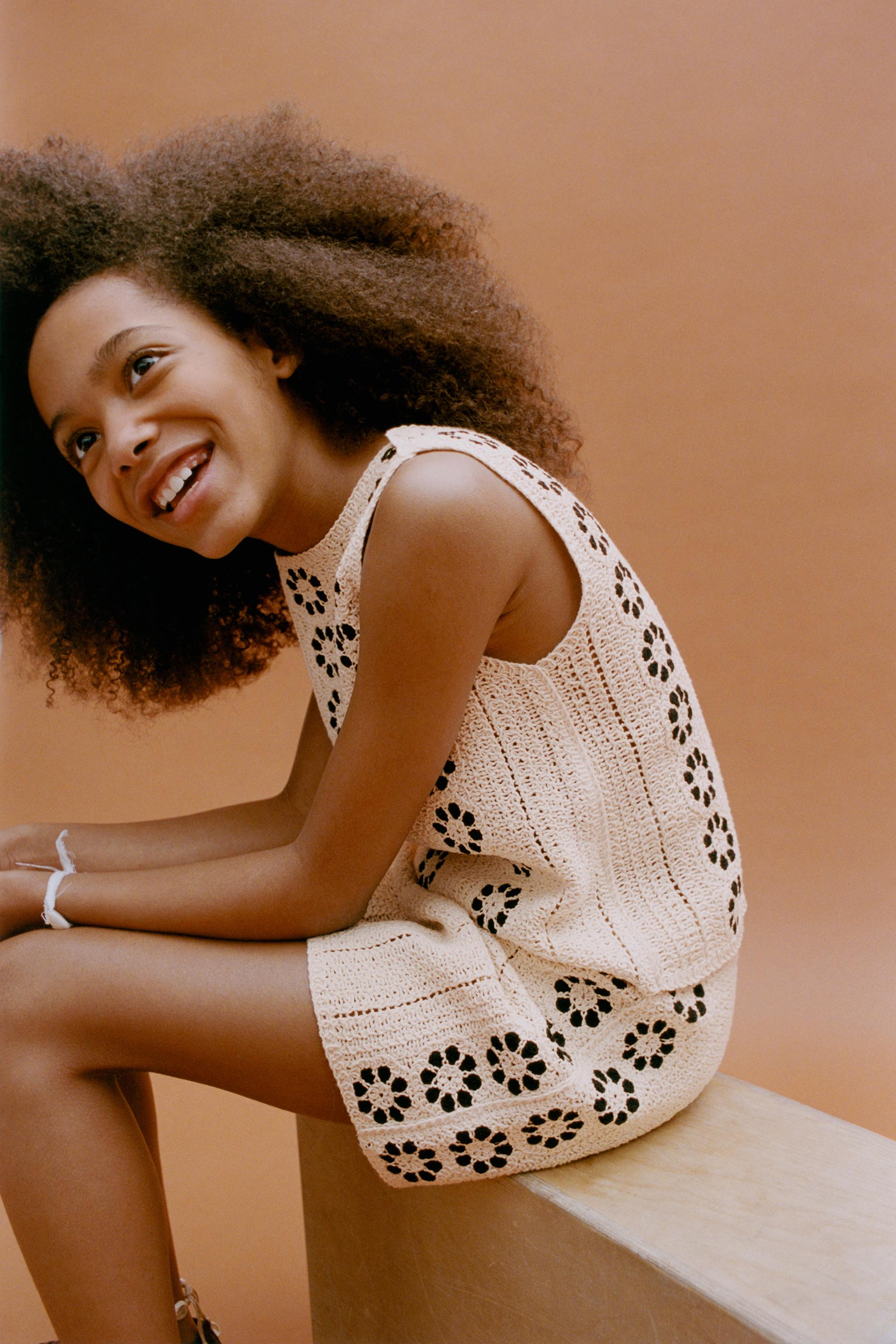 TOP EN MAILLE À FLEURS CROCHET